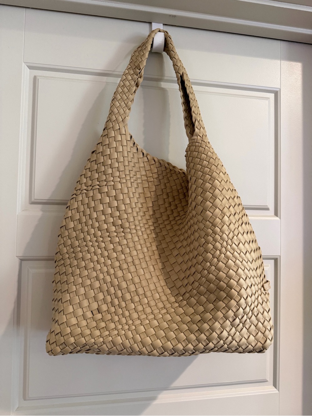 ah•dorned Woven Shoulder Tote Bag in Beige‎
